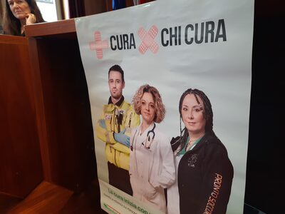 Uno dei manifesti della campagna "Più cura per chi cura"