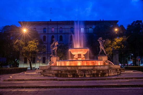 La Fontana del Graziosi illuminata di arancione