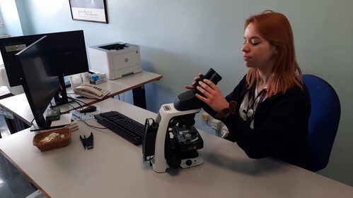 Elena, Specializzanda al secondo anno, con il nuovo microscopio